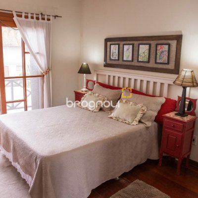 Casa com 280m², 4 quartos (sendo 2 suítes), 2 garagens, no bairro Jurerê Internacional em Florianópolis