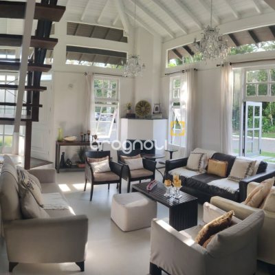 Casa com 280m², 4 quartos (sendo 2 suítes), 2 garagens, no bairro Jurerê Internacional em Florianópolis