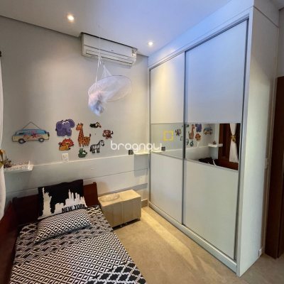Casa com 3000m², 3 quartos (sendo 3 suítes), 2 garagens, no bairro Jurerê Internacional em Florianópolis