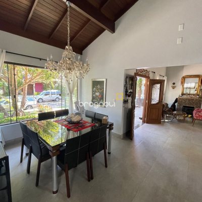 Casa com 3000m², 3 quartos (sendo 3 suítes), 2 garagens, no bairro Jurerê Internacional em Florianópolis