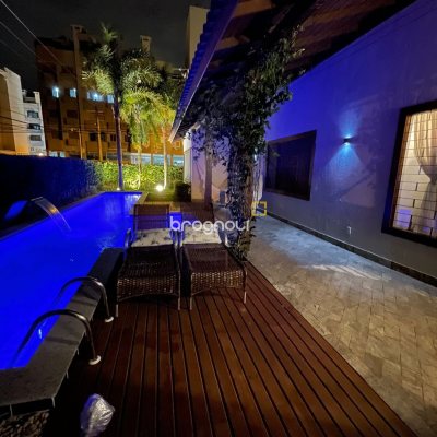 Casa com 3000m², 3 quartos (sendo 3 suítes), 2 garagens, no bairro Jurerê Internacional em Florianópolis