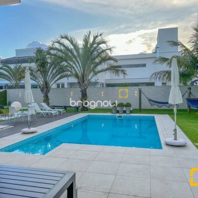 Casa com 320m², 3 quartos (sendo 2 suítes), 3 garagens, no bairro Jurerê Internacional em Florianópolis