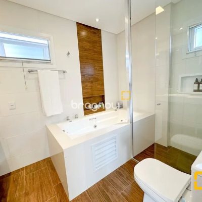 Casa com 320m², 3 quartos (sendo 2 suítes), 3 garagens, no bairro Jurerê Internacional em Florianópolis