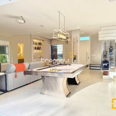 Casa com 320m², 3 quartos (sendo 2 suítes), 3 garagens, no bairro Jurerê Internacional em Florianópolis