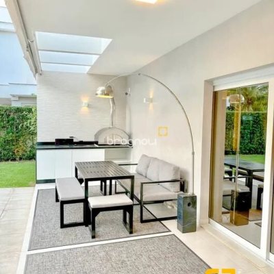 Casa com 320m², 3 quartos (sendo 2 suítes), 3 garagens, no bairro Jurerê Internacional em Florianópolis