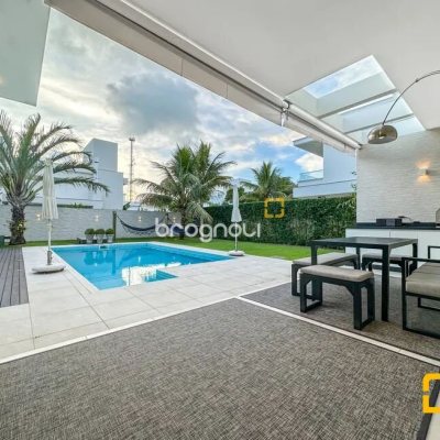 Casa com 320m², 3 quartos (sendo 2 suítes), 3 garagens, no bairro Jurerê Internacional em Florianópolis