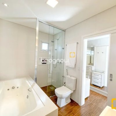 Casa com 320m², 3 quartos (sendo 2 suítes), 3 garagens, no bairro Jurerê Internacional em Florianópolis