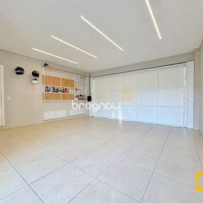 Casa com 320m², 3 quartos (sendo 2 suítes), 3 garagens, no bairro Jurerê Internacional em Florianópolis