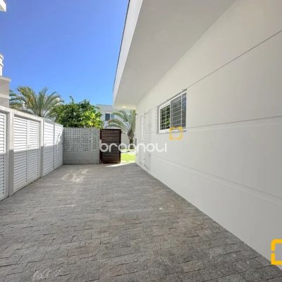 Casa com 320m², 3 quartos (sendo 2 suítes), 3 garagens, no bairro Jurerê Internacional em Florianópolis