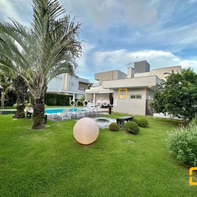 Casa com 320m², 3 quartos (sendo 2 suítes), 3 garagens, no bairro Jurerê Internacional em Florianópolis