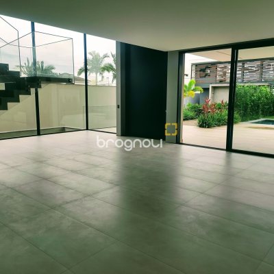 Casa com 700m², 5 quartos (sendo 5 suítes), 6 garagens, no bairro Jurerê Internacional em Florianópolis