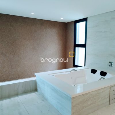 Casa com 700m², 5 quartos (sendo 5 suítes), 6 garagens, no bairro Jurerê Internacional em Florianópolis