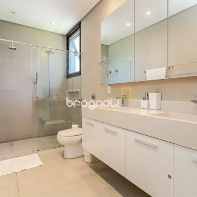 Casa com 460m², 5 quartos (sendo 5 suítes), 2 garagens, no bairro Jurerê Internacional em Florianópolis