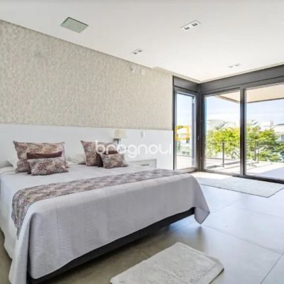Casa com 460m², 5 quartos (sendo 5 suítes), 2 garagens, no bairro Jurerê Internacional em Florianópolis