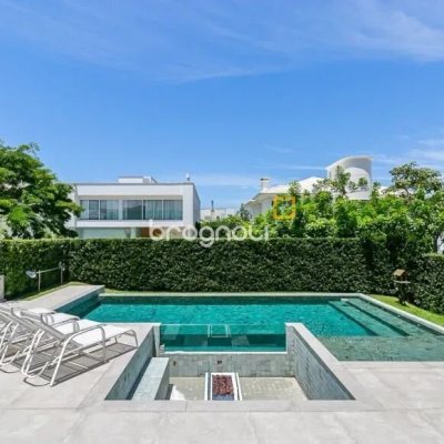 Casa com 460m², 5 quartos (sendo 5 suítes), 2 garagens, no bairro Jurerê Internacional em Florianópolis