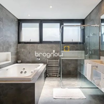 Casa com 460m², 5 quartos (sendo 5 suítes), 2 garagens, no bairro Jurerê Internacional em Florianópolis