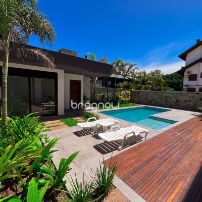 Casa com 400m², 4 quartos (sendo 4 suítes), 4 garagens, no bairro Jurerê Internacional em Florianópolis