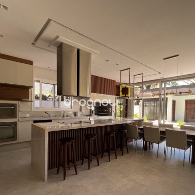 Casa com 400m², 4 quartos (sendo 4 suítes), 4 garagens, no bairro Jurerê Internacional em Florianópolis