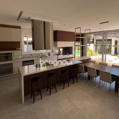 Casa com 400m², 4 quartos (sendo 4 suítes), 4 garagens, no bairro Jurerê Internacional em Florianópolis