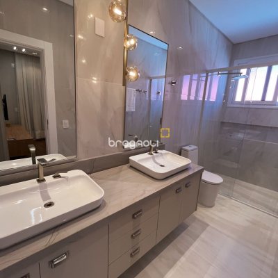 Casa com 400m², 4 quartos (sendo 4 suítes), 4 garagens, no bairro Jurerê Internacional em Florianópolis