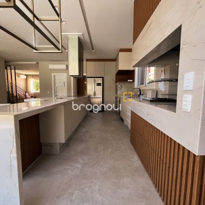Casa com 400m², 4 quartos (sendo 4 suítes), 4 garagens, no bairro Jurerê Internacional em Florianópolis