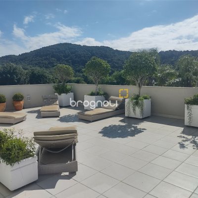Casa com 995m², 9 quartos (sendo 8 suítes), 4 garagens, no bairro Jurerê Internacional em Florianópolis