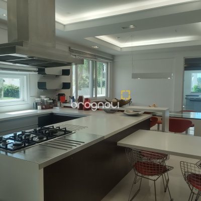 Casa com 995m², 9 quartos (sendo 8 suítes), 4 garagens, no bairro Jurerê Internacional em Florianópolis