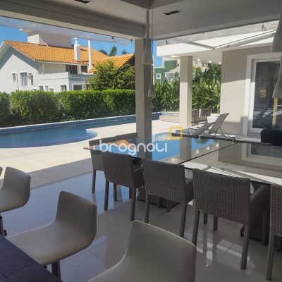 Casa com 995m², 9 quartos (sendo 8 suítes), 4 garagens, no bairro Jurerê Internacional em Florianópolis