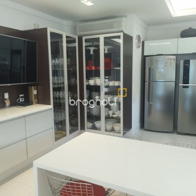 Casa com 995m², 9 quartos (sendo 8 suítes), 4 garagens, no bairro Jurerê Internacional em Florianópolis
