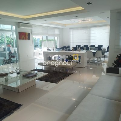 Casa com 995m², 9 quartos (sendo 8 suítes), 4 garagens, no bairro Jurerê Internacional em Florianópolis