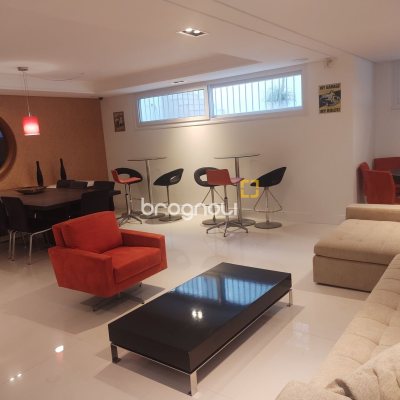 Casa com 995m², 9 quartos (sendo 8 suítes), 4 garagens, no bairro Jurerê Internacional em Florianópolis