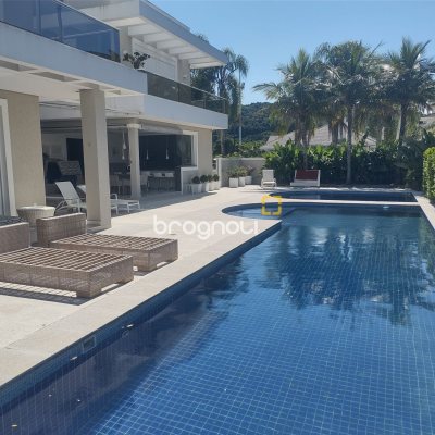 Casa com 995m², 9 quartos (sendo 8 suítes), 4 garagens, no bairro Jurerê Internacional em Florianópolis