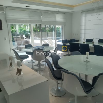Casa com 995m², 9 quartos (sendo 8 suítes), 4 garagens, no bairro Jurerê Internacional em Florianópolis