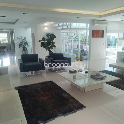 Casa com 995m², 9 quartos (sendo 8 suítes), 4 garagens, no bairro Jurerê Internacional em Florianópolis