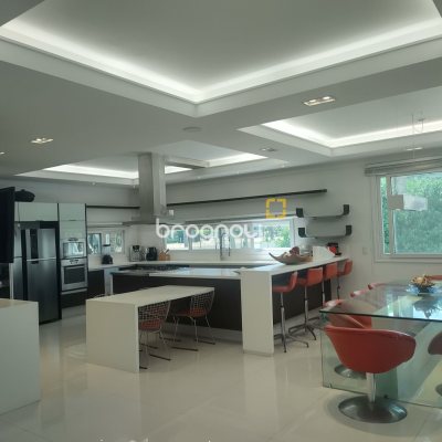 Casa com 995m², 9 quartos (sendo 8 suítes), 4 garagens, no bairro Jurerê Internacional em Florianópolis