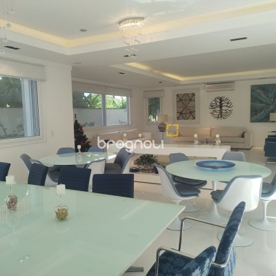 Casa com 995m², 9 quartos (sendo 8 suítes), 4 garagens, no bairro Jurerê Internacional em Florianópolis