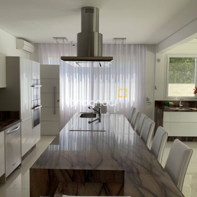 Casa com 739m², 4 quartos (sendo 4 suítes), 4 garagens, no bairro Jurerê Internacional em Florianópolis