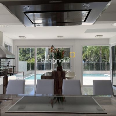 Casa com 739m², 4 quartos (sendo 4 suítes), 4 garagens, no bairro Jurerê Internacional em Florianópolis