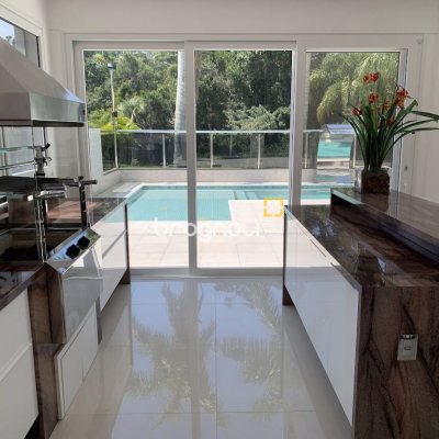 Casa com 739m², 4 quartos (sendo 4 suítes), 4 garagens, no bairro Jurerê Internacional em Florianópolis