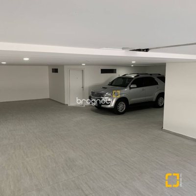 Casa com 739m², 4 quartos (sendo 4 suítes), 4 garagens, no bairro Jurerê Internacional em Florianópolis