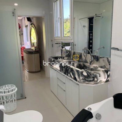Casa com 739m², 4 quartos (sendo 4 suítes), 4 garagens, no bairro Jurerê Internacional em Florianópolis