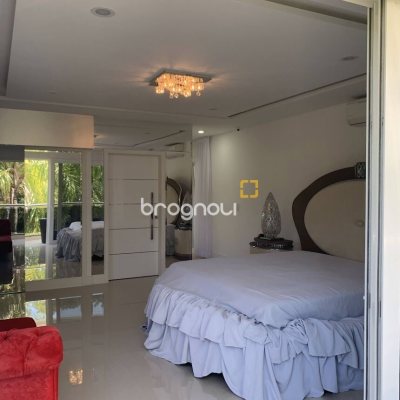 Casa com 739m², 4 quartos (sendo 4 suítes), 4 garagens, no bairro Jurerê Internacional em Florianópolis