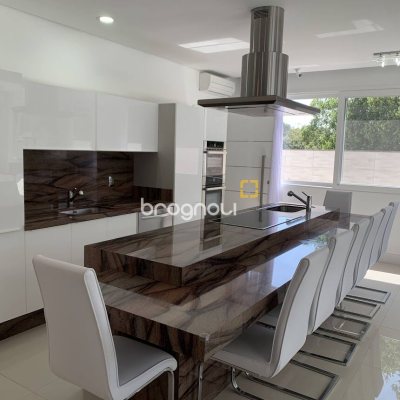 Casa com 739m², 4 quartos (sendo 4 suítes), 4 garagens, no bairro Jurerê Internacional em Florianópolis