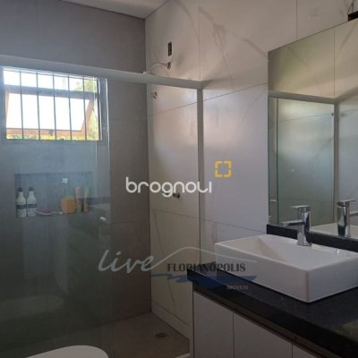 Casa com 200m², 4 quartos (sendo 1 suíte), 3 garagens, no bairro Jurerê Internacional em Florianópolis