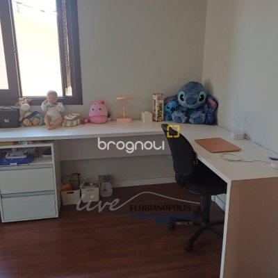 Casa com 200m², 4 quartos (sendo 1 suíte), 3 garagens, no bairro Jurerê Internacional em Florianópolis