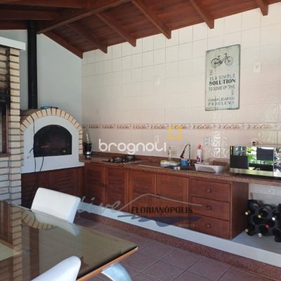 Casa com 200m², 4 quartos (sendo 1 suíte), 3 garagens, no bairro Jurerê Internacional em Florianópolis