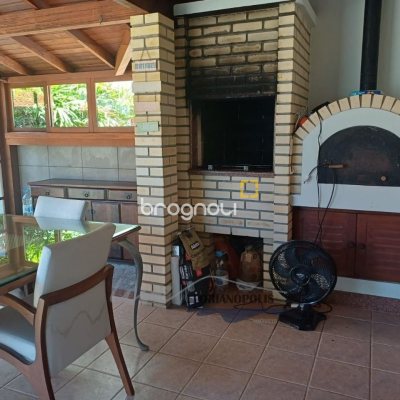 Casa com 200m², 4 quartos (sendo 1 suíte), 3 garagens, no bairro Jurerê Internacional em Florianópolis