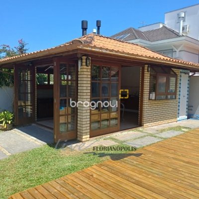 Casa com 200m², 4 quartos (sendo 1 suíte), 3 garagens, no bairro Jurerê Internacional em Florianópolis