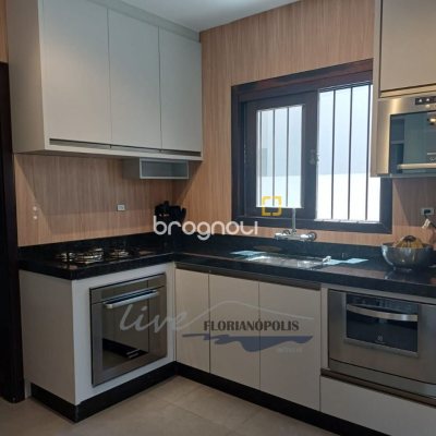 Casa com 200m², 4 quartos (sendo 1 suíte), 3 garagens, no bairro Jurerê Internacional em Florianópolis