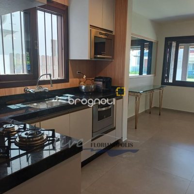 Casa com 200m², 4 quartos (sendo 1 suíte), 3 garagens, no bairro Jurerê Internacional em Florianópolis